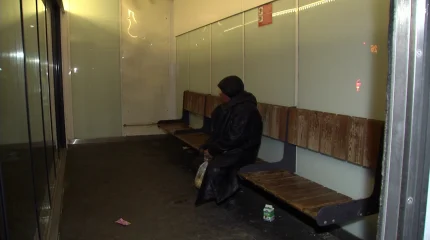 Жолаушылар жылы аялдамаға кіре алмай жүр