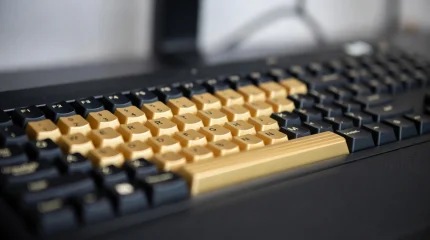 Китайская компания наградила сотрудников золотыми накладками на клавиатуру