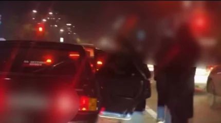 Танцы на проезжей части устроили семейчане (ВИДЕО)