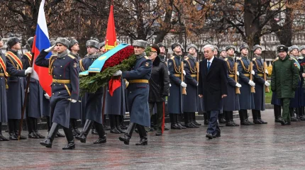 Токаев возложил цветы к «Могиле неизвестного солдата» в Москве