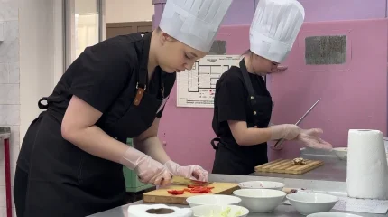 Риддерде «ҮЗДІК МАМАН – 2025» инклюзивті аспаздар байқауы өтті