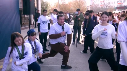 Более ста школьников провели утреннюю зарядку с чемпионами мира в Кызылорде