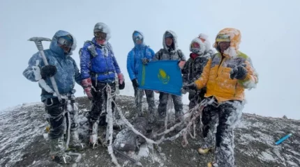 Тұңғыш рет қазақ азаматы Қазақстанның Туын әлемдегі ең биік 7 жанартауда желбіретті