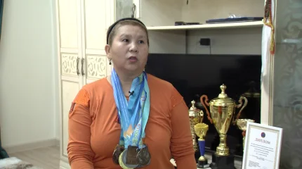 Невозможное возможно: 51-летняя незрячая астанчанка виртуозно стреляет из лука