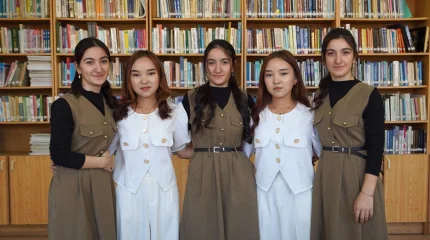 Тройняшки из Азербайджана и двойняшки из Кыргызстана изучают казахский язык в Туркестане