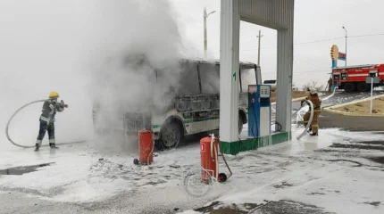 Автобус загорелся на АЗС в Атырауской области