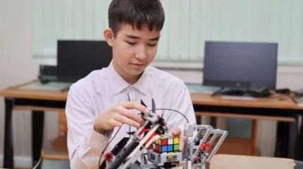 Астаналық оқушы бір минутта кубик рубик жинайтын ақылды робот жасап шығарды