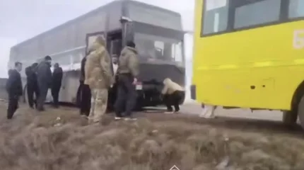 Беременную женщину, детей и еще десятки иностранцев эвакуировали с костанайской трассы