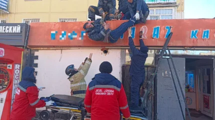 Спасатели МЧС эвакуировали мужчину с крыши магазина в Балхаше