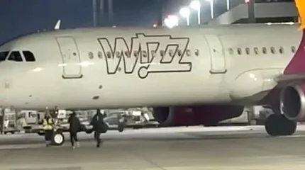 Опоздавшие пассажиры выбежали на взлетную полосу, пытаясь догнать самолет в Германии