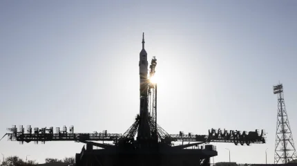 Ракету с пилотируемым кораблём готовят к старту на Байконуре