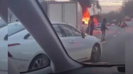 Алматыда үш көлік соқтығысып, біреуі өртеніп кетті