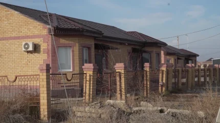 При участии партии «AMANAT» строительная компания проведёт экспертизу жилого дома в Атырау, который начал разрушаться
