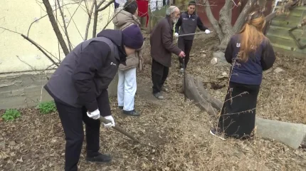 «AMANAT» партиясының «Жастар Рухы» Жастар қанатының белсенділері қариялардың үйлерін тазалап берді