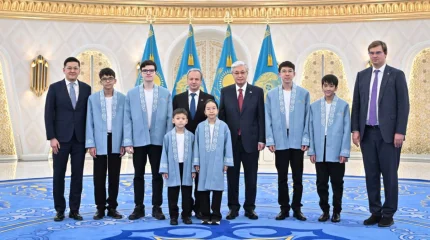 Мемлекет басшысы әлем біріншіліктерінде топ жарған жас шахматшылармен кездесті