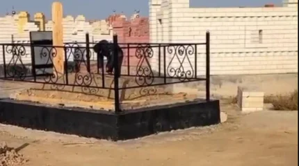 Атырауда бәзбіреулер зиратты қиратып, бейіттің үстіндегі ай таңбаларын лақтырып кеткен