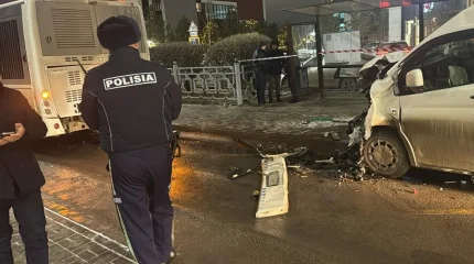 Микроавтобус врезался в автобус в Астане: водитель погиб