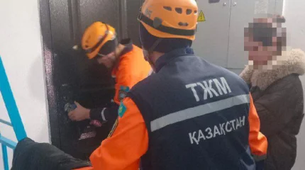 Екі бала өз пәтерінде қамалып қалды