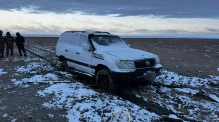 Авто увязло в грязи в 250 км от Кулсары — людей эвакуировали спасатели