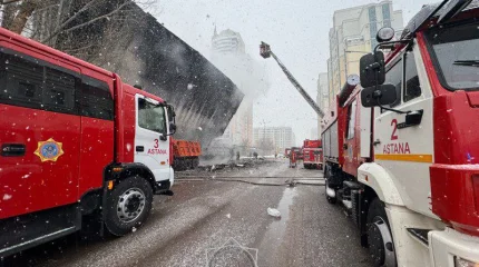 Железо нагрелось до красна: в Астане вспыхнуло кафе, огонь задел грузовик (ВИДЕО)