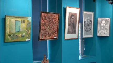 Выставка рисунков воспитанников и преподавателей детской художественной школы имени Сакена Гумарова открылась сегодня в Уральске