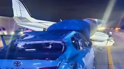 В США самолёт сел на шоссе и столкнулся с автомобилем