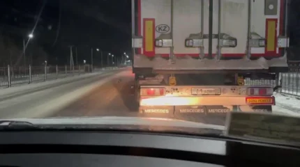 Снег и гололёд: в Жетысу полицейские эвакуировали 150 грузовиков с трассы