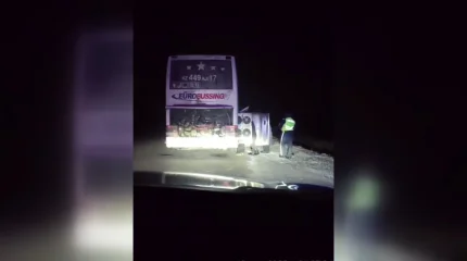 Патрульные полицейские Карагандинской области спасли пассажиров замерзшего автобуса