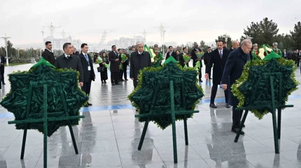 Мемлекет басшысы Бейтараптық монументіне гүл шоғын қойды