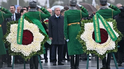 Токаев возложил венок к Монументу Нейтралитета в Туркменистане