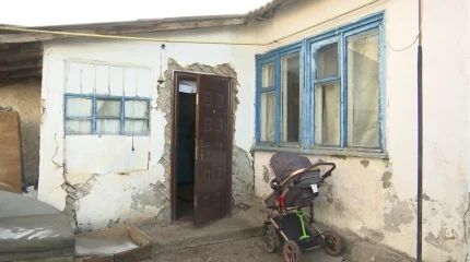 Ақтөбеде апатты үйде тұратын алты отбасы қауіппен өмір сүруде