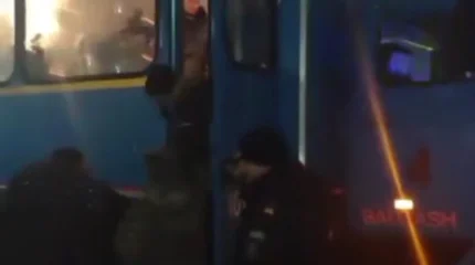 Рейсовый автобус столкнулся с грузовиком в Карагандинской области — пассажиров эвакуировали спасатели