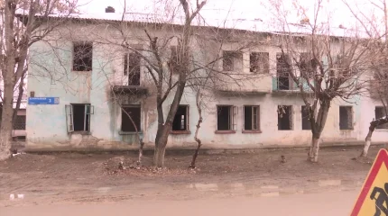 Шымкентте апатты үйдің тұрғындары жаңа баспананың кілтін алды