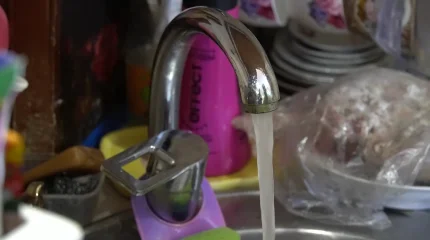 "Течет мутная жидкость": жители Уральска жалуются на качество питьевой воды