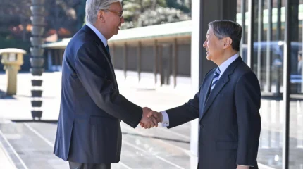 Президент Жапония сарайына барды