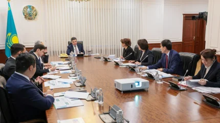 Олжас Бектенов денсаулық сақтау саласын цифрландыру және қаржылық сауаттылық мәселесі бойынша кеңес өткізді