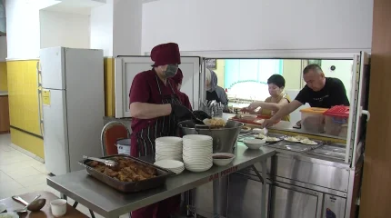 Волосы и мусор: на качество питания жалуются родители республиканского реабилитационного центра для детей-инвалидов в Алматы