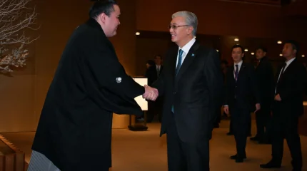 Токаев встретился в Токио с сумоистом из Казахстана