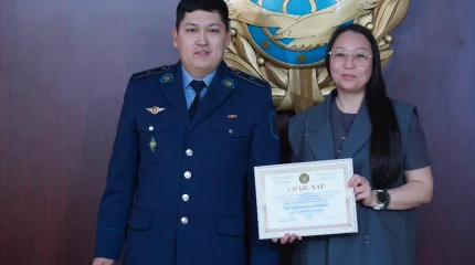 Полиция наградила костанайцев, остановивших мошенников