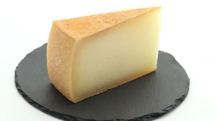 Жирный сыр и сливки снижают риск деменции, - исследование