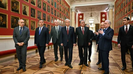 Президент Қасым-Жомарт Тоқаев ТМД-ның бейресми саммитіне қатысу үшін Санкт-Петербургке келген өзге де мемлекеттер басшыларымен бірге Эрмитажды аралап көрді
