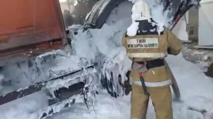 Грузовик загорелся на стоянке в Рудном