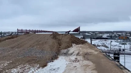 Қызылжарда теміржолдың үстінен салынып жатқан алып көпір құрылысы кешігіп жатыр