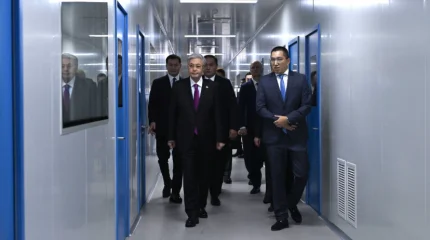 Касым-Жомарт Токаев посетил цеха фармпроизводств в Жамбылской области