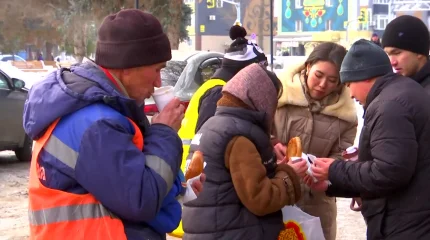 Оралдық еріктілер жұмысшыларға ыстық тамақ таратты