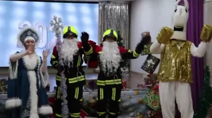 Павлодарские спасатели поздравили воспитанников интерната с Новым годом