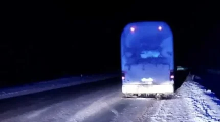 32 человека эвакуировали ночью с трассы под Темиртау