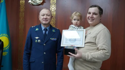 Таксиста, спасшего пенсионерку от мошенников, наградили в Павлодаре