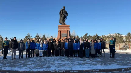 К 115-летию Бауыржана Момышулы молодежь возложила цветы к его памятнику