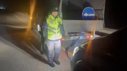 Ақмола облысында полицейлер жолда қалып қойған жүргізушілерге көмек көрсетті